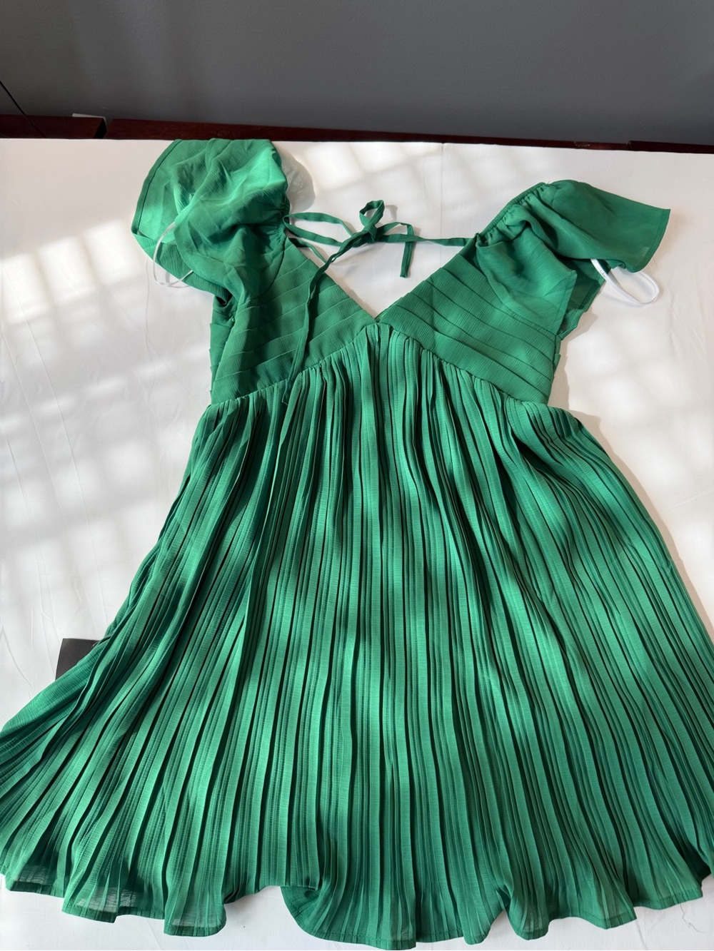 Lulu's Amalfi Coast Emerald Green Pleated Flutter Sleeve Dress NWT - Picture 6 of 9
